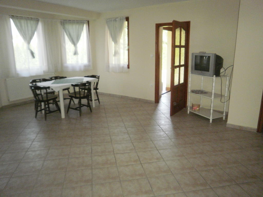 Zalakarosi Egerfa Nyaralohaz Foeldszinti Es Emeleti Apartman Pokoj fotografie