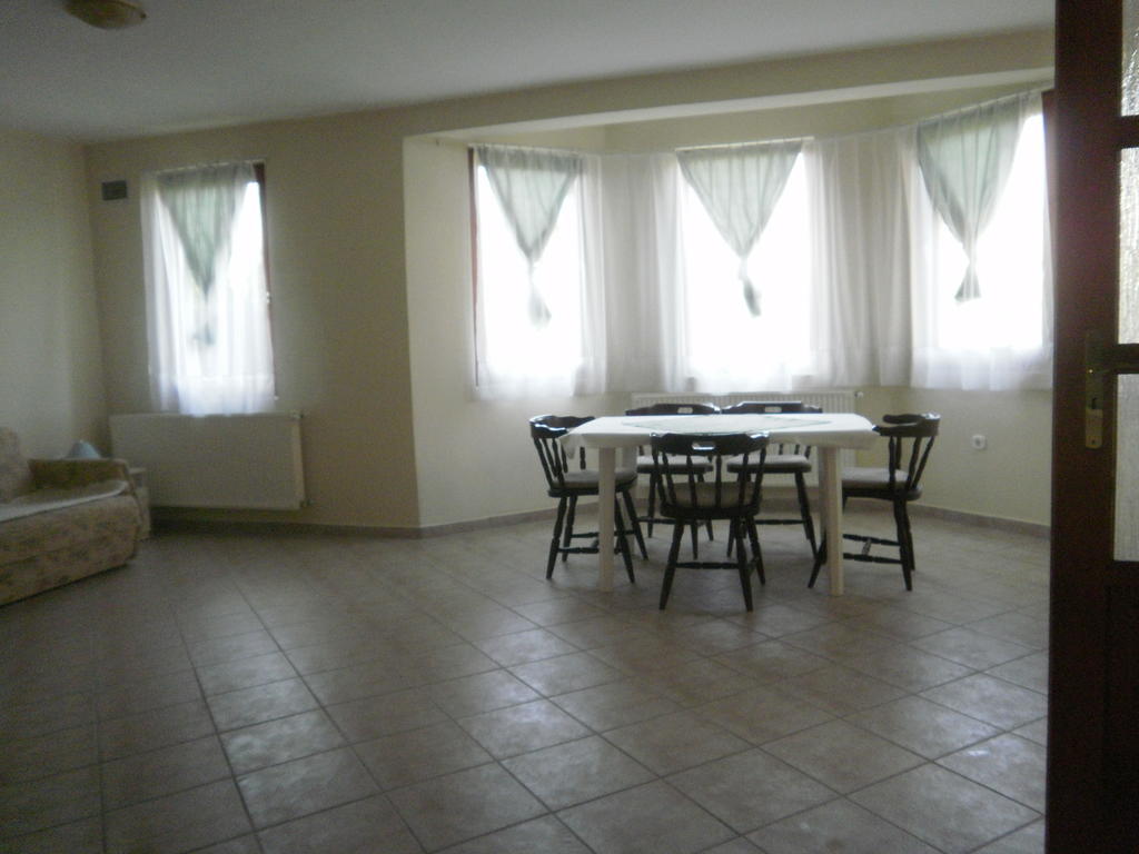 Zalakarosi Egerfa Nyaralohaz Foeldszinti Es Emeleti Apartman Pokoj fotografie